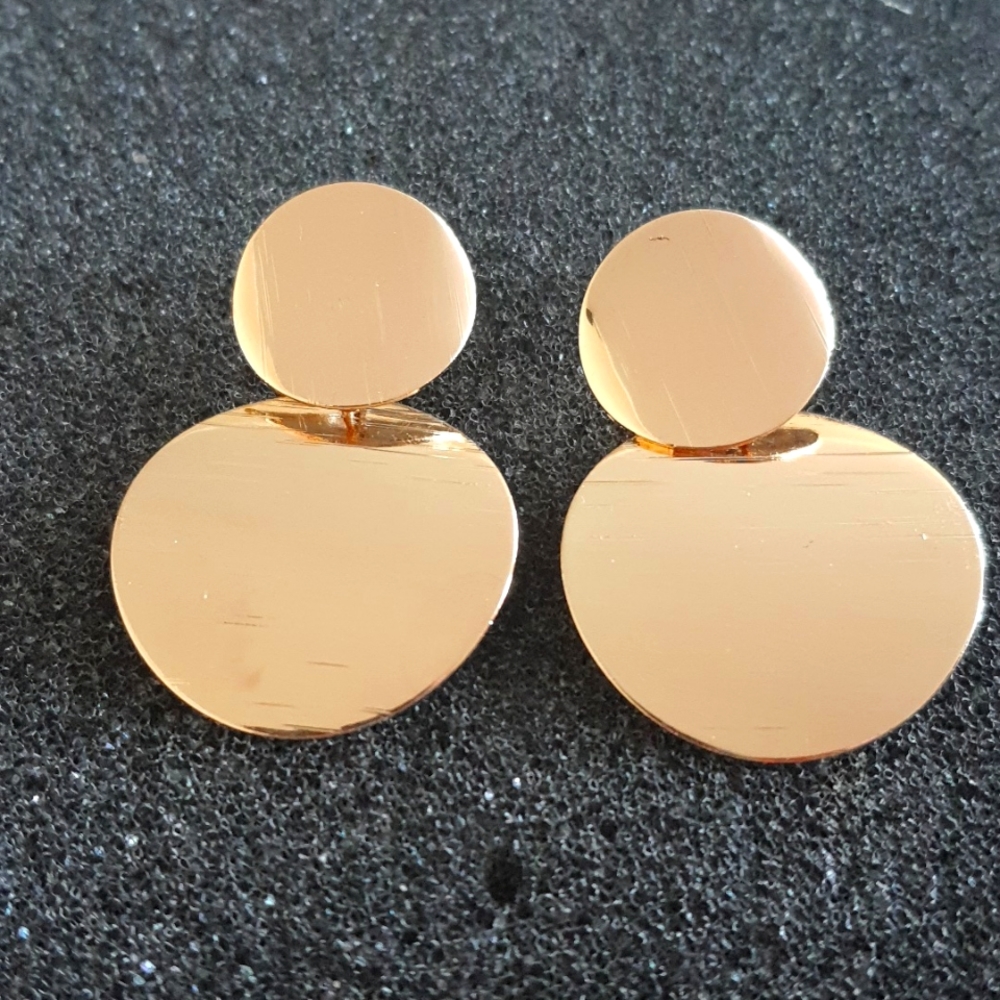 Wavy circle gold earrings